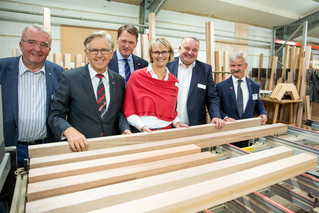 Trafen sich zum Dialog: Hans Hund, Präsident der Handwerkskammer Münster (2.v.l.), Bundesministerin für Bildung und Forschung Anja Karliczek (3.v.r.), Franz Herbert, Inhaber Herbert-Fenster (2.v.r.), Dr. Johann Quatmann, Hauptgeschäftsführer Tischler NRW (3.v.r.), Egon Herbert, Inhaber Herbert-Fenster (l.) sowie Thomas Melchert, stellvertretender Geschäftsführer Handwerkskammer Münster (r.).