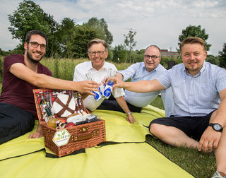 Picknick der Junioren: Gemeinsam die „Marke Münsterland“ stärken, dazu hatten mit dem Münsterland e. V. die Wirtschaftsjunioren Nord Westfalen und die Junioren des Handwerks Kammerbezirk Münster e. V. zu einem „Jungunternehmer-Picknick“ auf Haus Kump der Handwerkskammer Münster eingeladen. Dr. Christoph Budelmann (Vorsitzender der Wirtschaftsjunioren), Hans Hund (HWK-Präsident), Klaus Ehling (Vorstand Münsterland e.V.) und Michael Grabacz (Vorsitzender Junioren des Handwerks) eröffneten das Picknick. Die beiden Juniorenverbände wollen sich mehr vernetzen und in gesamtwirtschaftlichen Fragen, die Industrie, Handel und Handwerk gleichermaßen betreffen, mit einer Stimme sprechen. Die HWK unterstützt die Junioren des Handwerks. Die Geschäftsstelle des Vereins ist bei der Handwerkskammer angesiedelt.