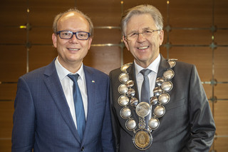 Glückwünsche von André Kuper (l.), Präsident des Landtags NRW, für den wiedergewählten Präsidenten der Handwerkskammer Münster, Hans Hund (r.)